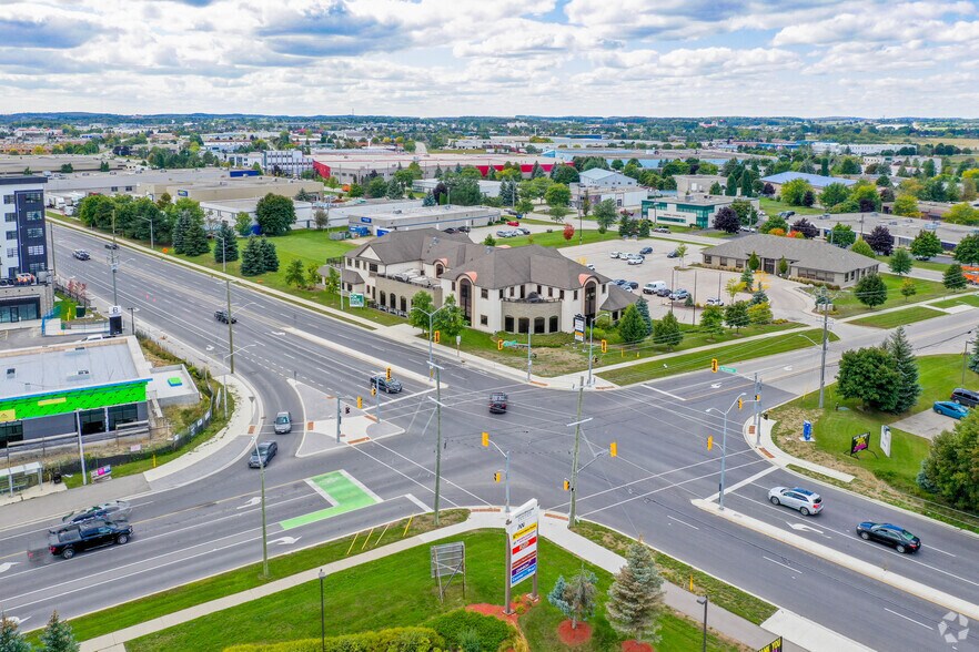 725 Bridge St W, Waterloo, ON à louer - Photo de l’immeuble – Image 3 sur 3