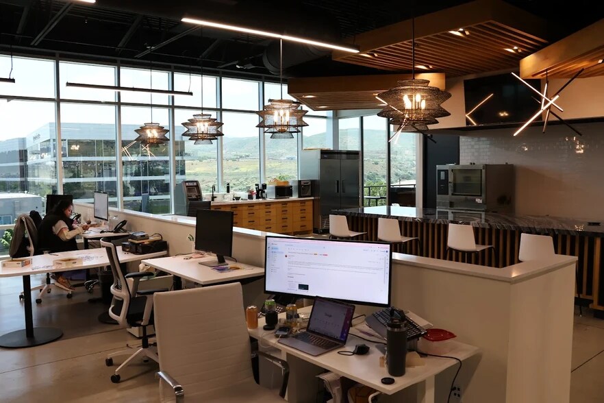 4421 N Thanksgiving Way, Lehi, UT à louer - Photo de l’immeuble – Image 2 sur 10