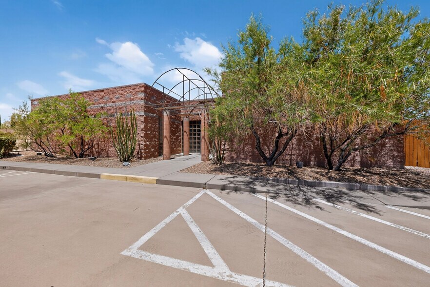 6311 Montano Rd, Albuquerque, NM à vendre - Photo de l’immeuble – Image 2 sur 23