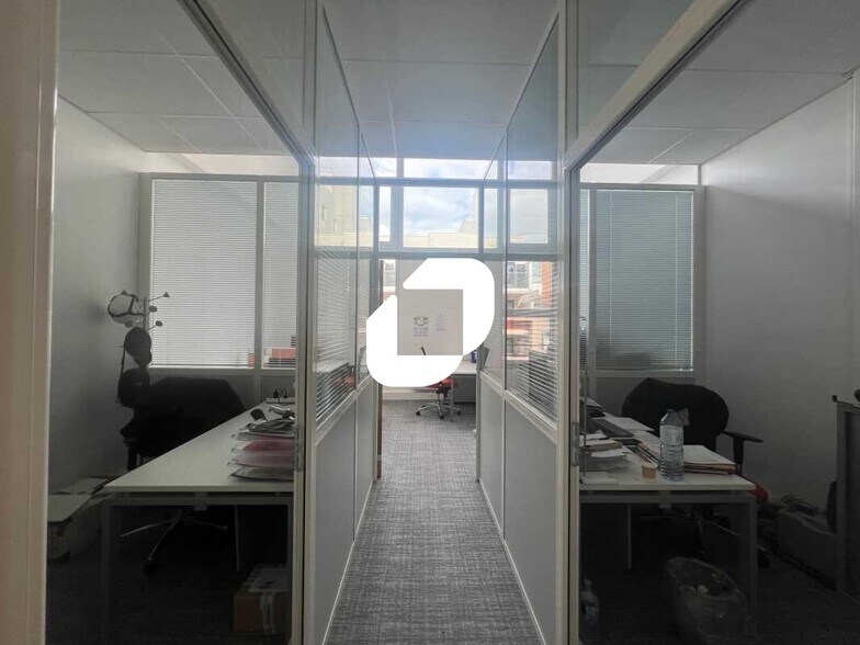 Bureau dans Saint-Denis à louer - Photo de l’immeuble – Image 3 sur 24