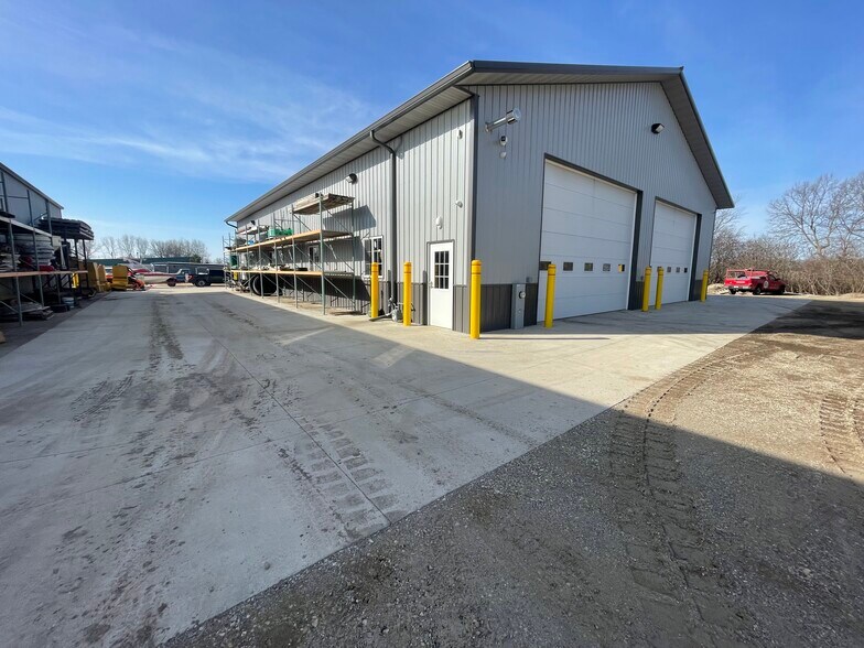 1521 Industrial Ave, Jefferson, WI à vendre - Photo de l’immeuble – Image 2 sur 10