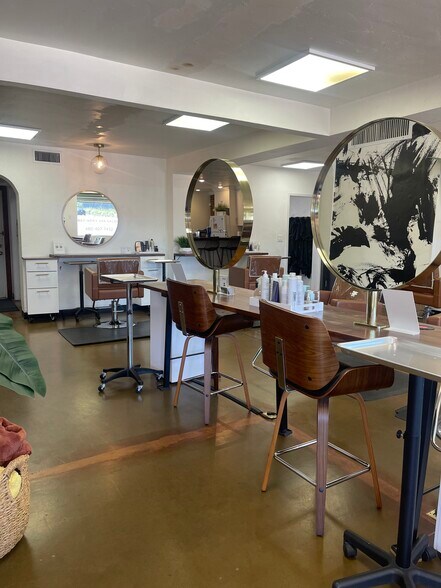 2546 E Indian School Rd, Phoenix, AZ à louer - Photo de l’immeuble – Image 1 sur 14