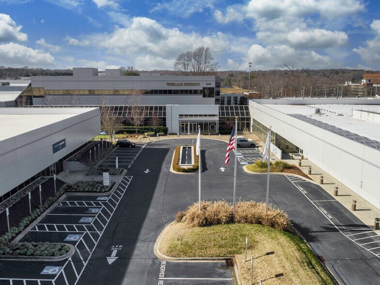 7201 IBM Dr, Charlotte, NC à louer - Photo de l’immeuble – Image 1 sur 16