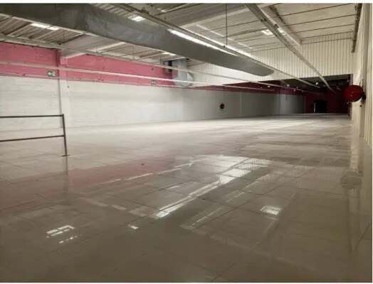 Local commercial dans Maurepas à louer Photo de l’immeuble– Image 1 sur 5