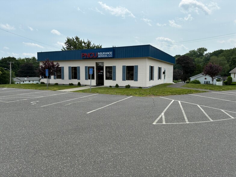 270 Westfield Rd, Holyoke, MA à louer - Photo de l’immeuble – Image 2 sur 16