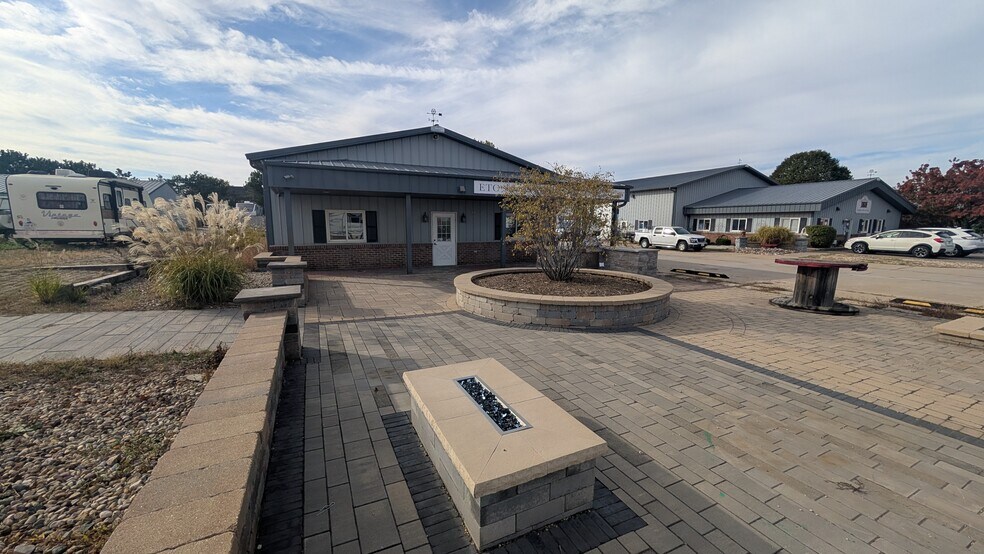 1804 N Towanda Barnes Rd, Bloomington, IL à vendre - Photo de l’immeuble – Image 3 sur 19