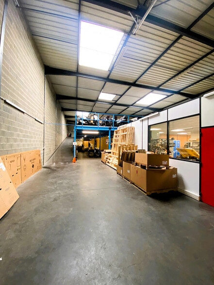 Local d'activités dans Brignais à vendre - Photo de l’immeuble – Image 1 sur 2