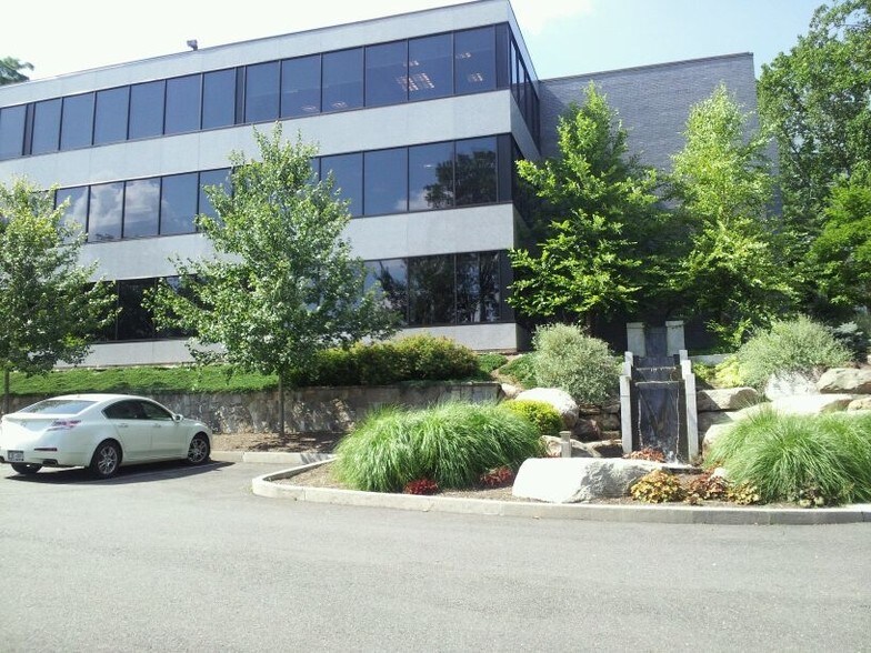 1 W Red Oak Ln, White Plains, NY à louer - Photo de l’immeuble – Image 2 sur 16