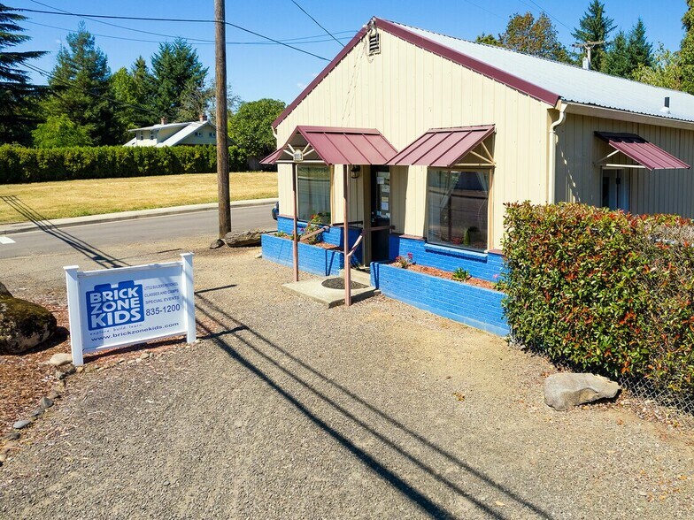 2213 E St, Washougal, WA à louer - Photo de l’immeuble – Image 2 sur 5