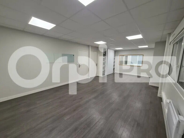 Local d’activités dans Reims à louer - Photo de l’immeuble – Image 2 sur 6