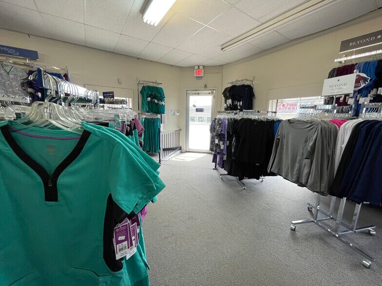 249 Old Country Rd, Carle Place, NY à vendre - Photo intérieure – Image 2 sur 13