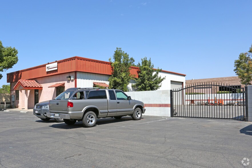 5489 E Olive Ave, Fresno, CA à vendre - Photo de l’immeuble – Image 2 sur 3
