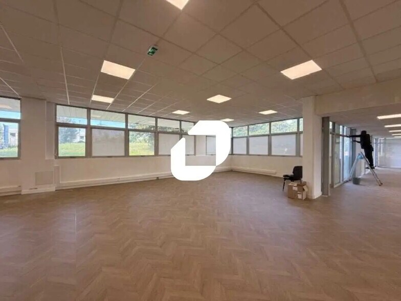 Bureau dans Osny à louer - Photo de l’immeuble – Image 1 sur 16