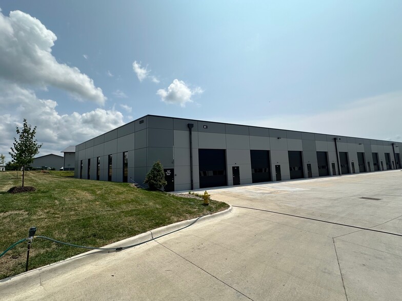 800 Interstate Pky, Waukee, IA à louer - Photo de l’immeuble – Image 1 sur 7