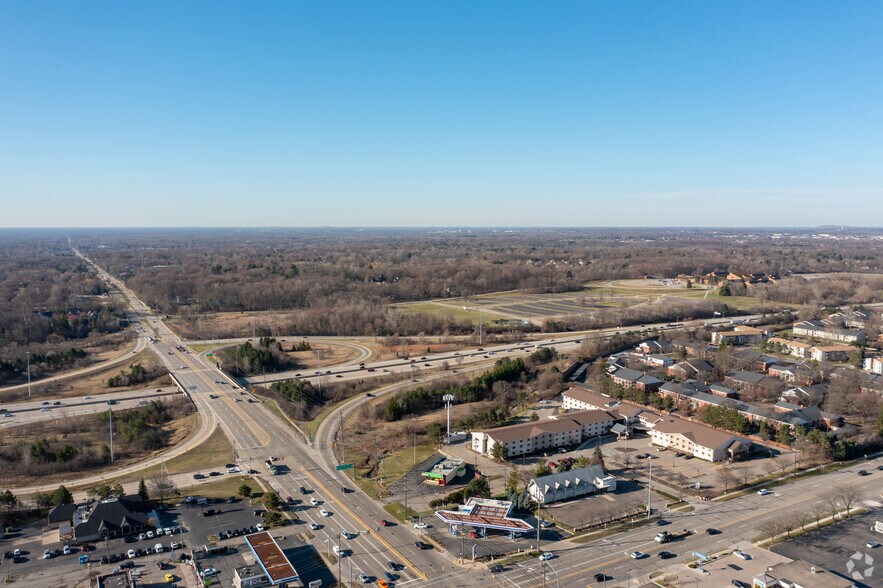 31525 W 12 Mile Rd, Farmington Hills, MI à vendre - Photo de l’immeuble – Image 3 sur 7