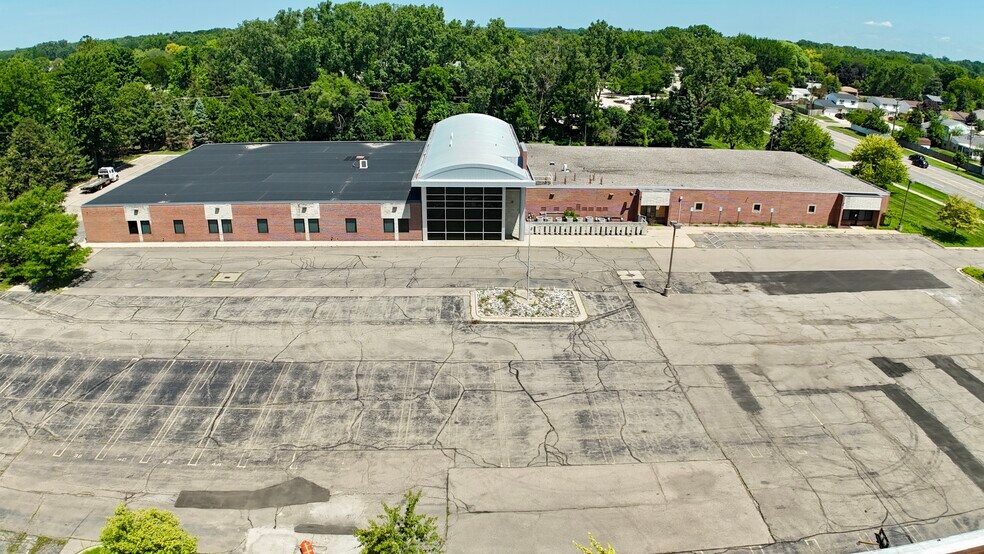 14111 Middlebelt Rd, Livonia, MI à louer - Photo de l’immeuble – Image 3 sur 11
