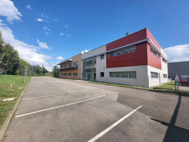 Local d’activités dans Saint-Priest à louer - Photo de l’immeuble – Image 2 sur 11