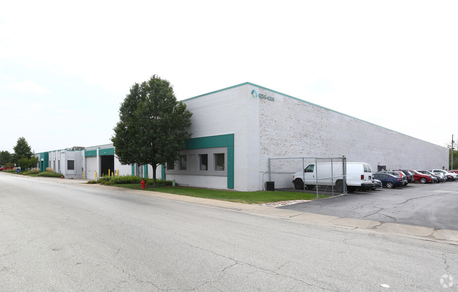 4250-4306 United Pky, Schiller Park, IL à louer - Photo de l’immeuble – Image 3 sur 4