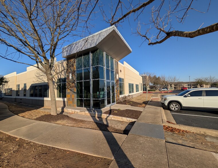 2300 Greenhill Dr, Round Rock, TX à louer - Photo de l’immeuble – Image 1 sur 12