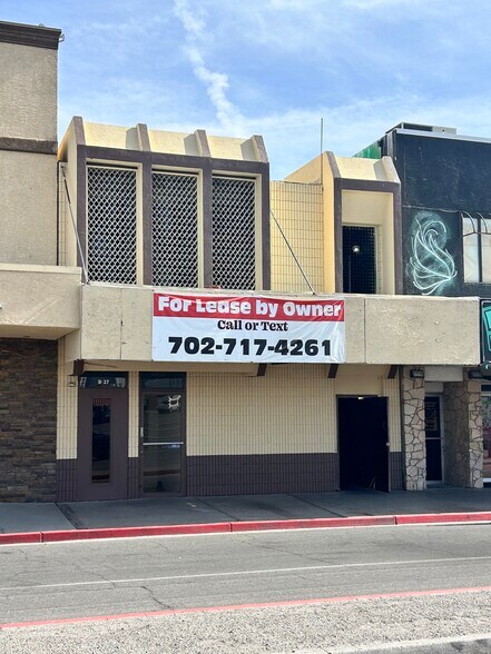 953 E Sahara Ave, Las Vegas, NV à louer - Photo de l’immeuble – Image 2 sur 9
