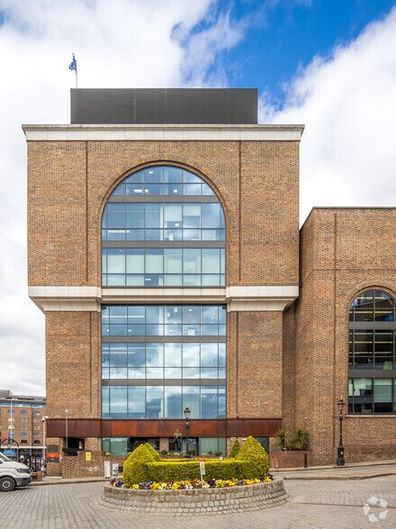 St Katherine Docks, Londres à louer - Photo de l’immeuble – Image 2 sur 7