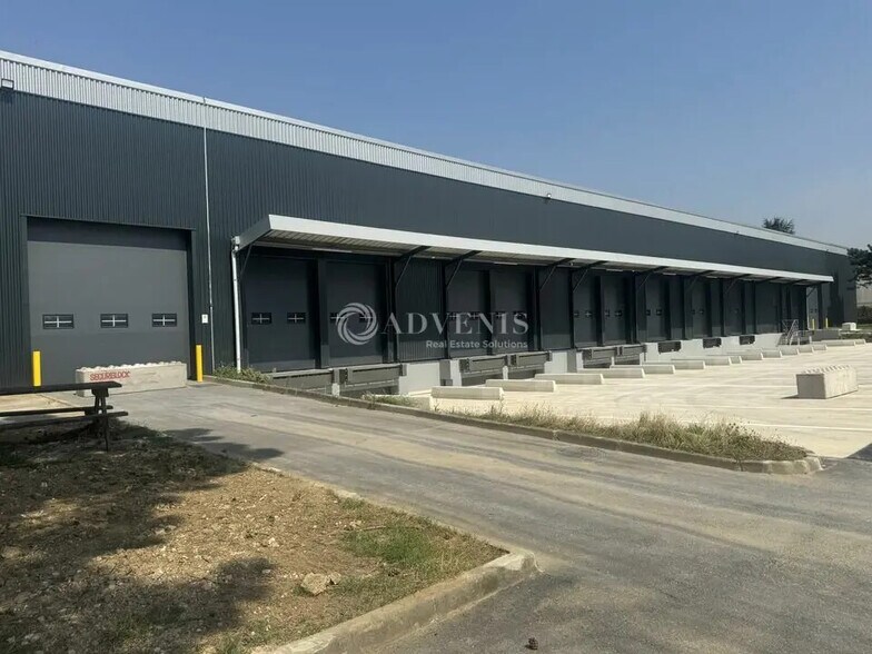 Industriel/Logistique dans Goussainville à louer - Photo de l’immeuble – Image 1 sur 11