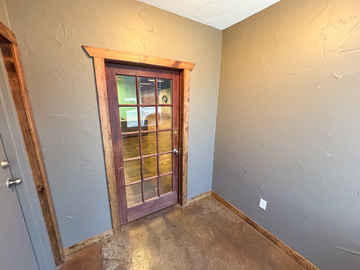 509 W Olive St, Springfield, MO 65806 - Lot 101 -  - Photo intérieure - Image 1 of 8