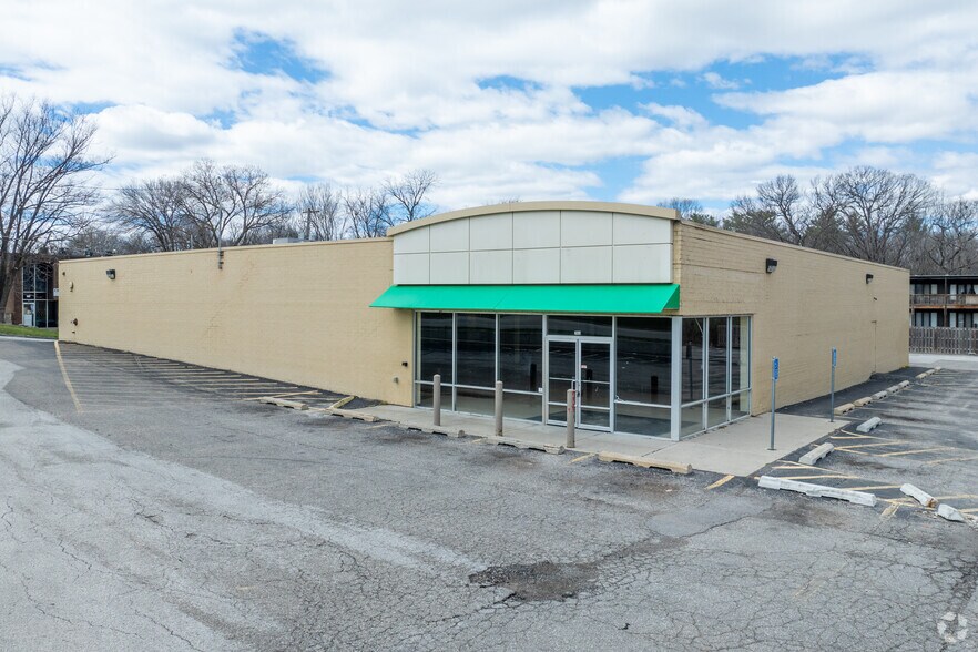2833 Douglas Ave, Des Moines, IA à louer - Photo de l’immeuble – Image 1 sur 5