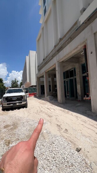4011 Salzedo St, Coral Gables, FL à louer - Vidéo sur l’annonce professionnelle – Image 2 sur 21