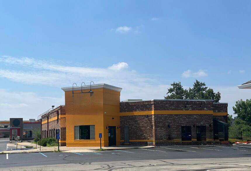 7640 N Shadeland Ave, Indianapolis, IN à louer - Photo de l’immeuble – Image 2 sur 4
