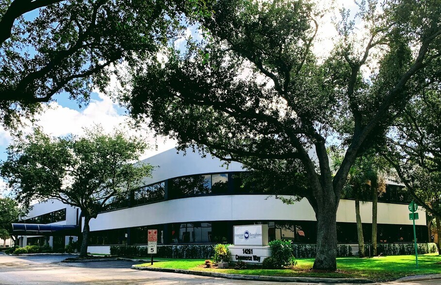 14261 Commerce Way, Miami Lakes, FL à louer - Photo de l’immeuble – Image 2 sur 10