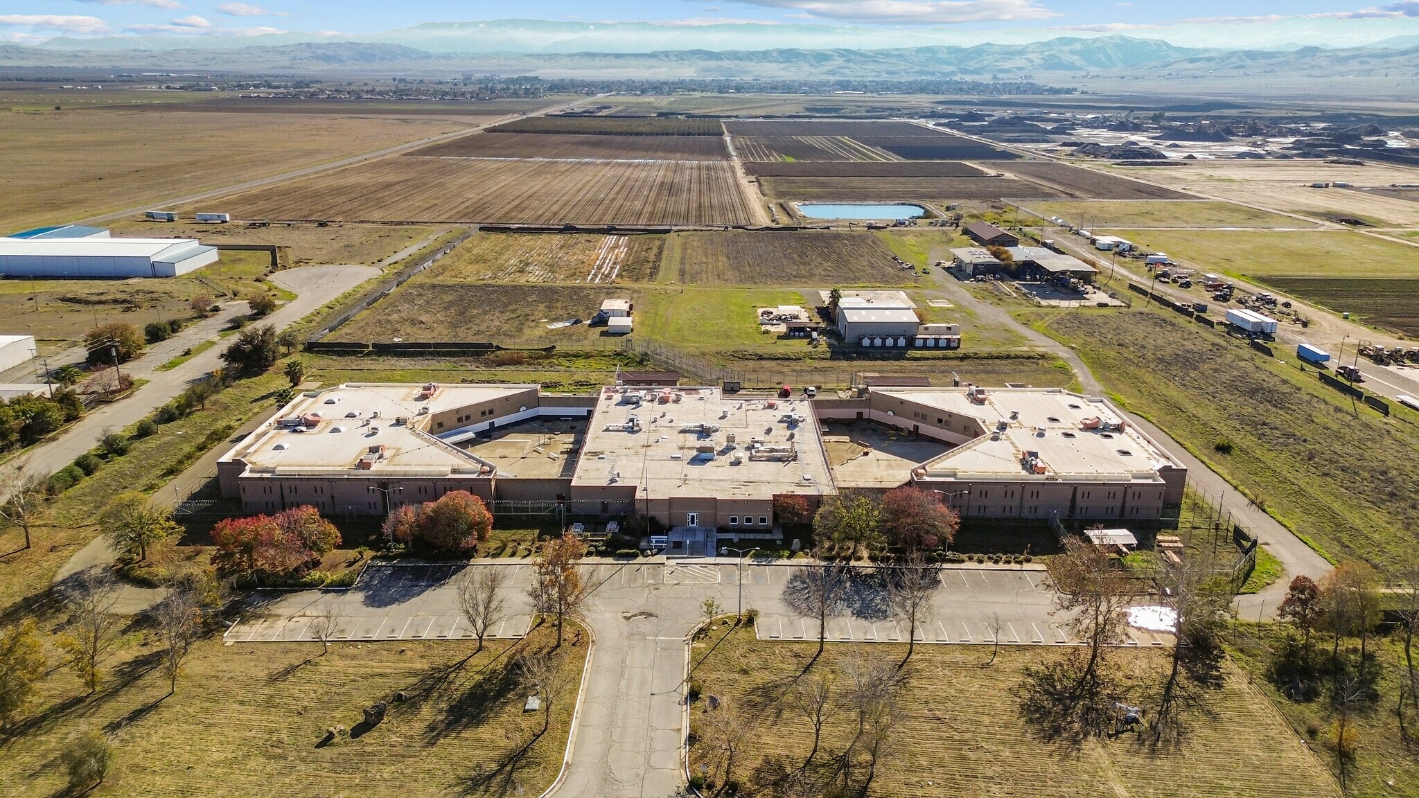 185 W Gale Ave, Coalinga, CA à vendre Photo principale– Image 1 sur 25