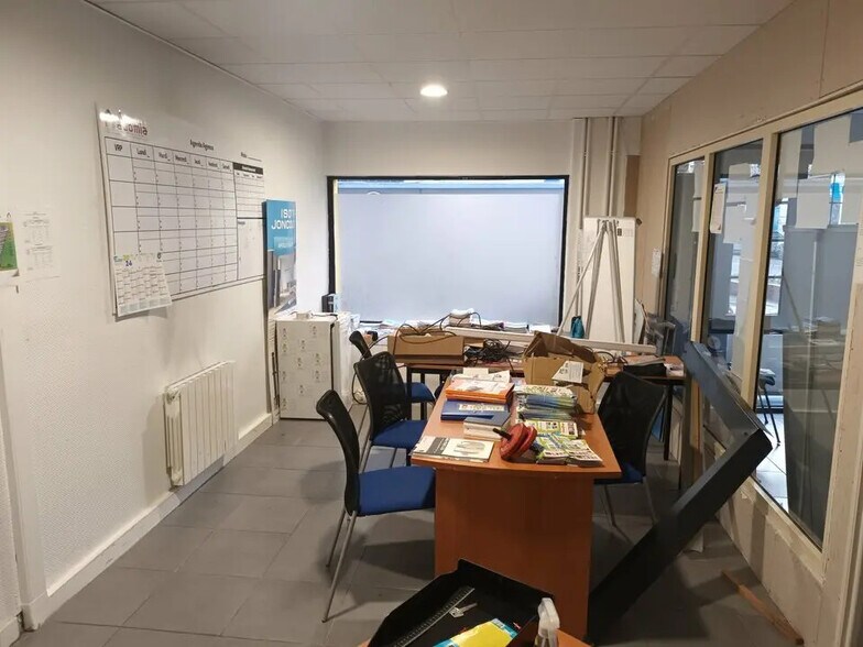 Local commercial dans Elbeuf à louer - Photo de l’immeuble – Image 3 sur 9