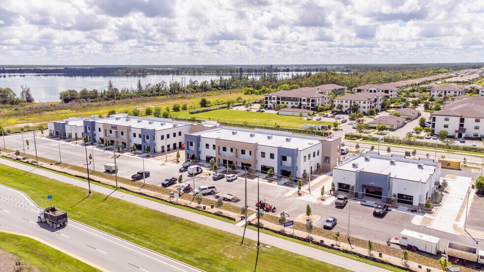 11850-11880 Cheeca Ct, Fort Myers, FL à louer - Photo de l’immeuble – Image 1 sur 2