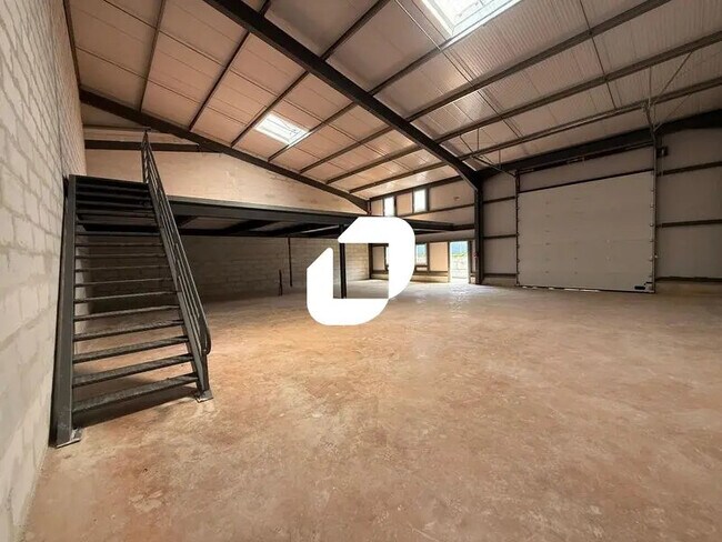 Plus de détails pour Bureau, Local d'activités à louer