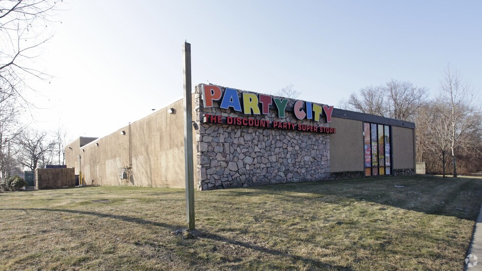 2396 Sunrise Hwy, Islip, NY à louer - Photo de l’immeuble – Image 2 sur 2