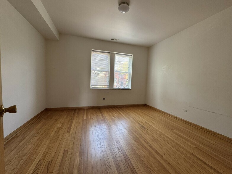 2440 E 75th St, Chicago, IL à vendre - Photo de l’immeuble – Image 3 sur 5