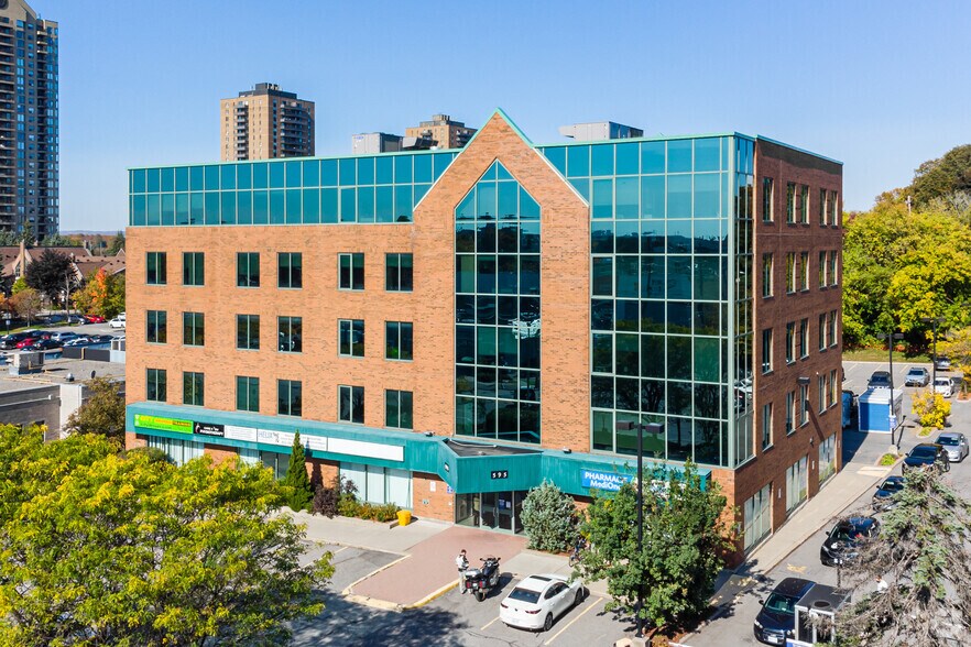 595 Montreal Rd, Ottawa, ON à louer - Photo de l’immeuble – Image 1 sur 4