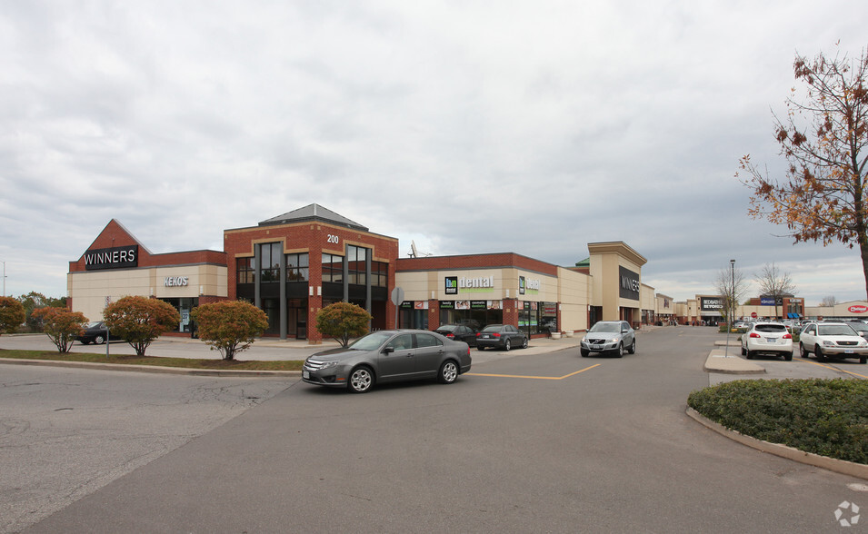 200 North Service Rd W, Oakville, ON à louer - Photo de l’immeuble – Image 3 sur 5