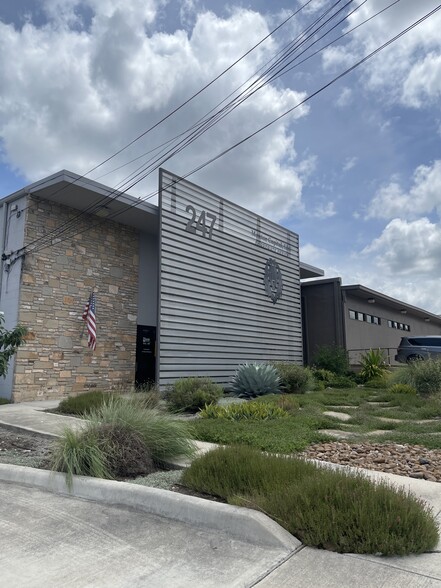 247 W Olmos Dr, San Antonio, TX à louer - Photo de l’immeuble – Image 3 sur 30