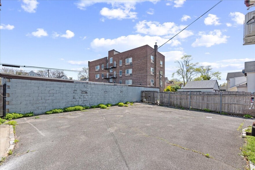 70 Carman Ave, Cedarhurst, NY à louer - Photo de l’immeuble – Image 2 sur 4