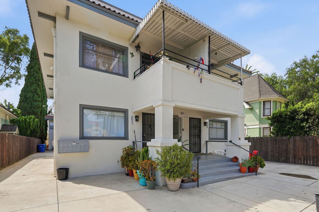 943-949 Chestnut Ave, Long Beach, CA à vendre Photo de l’immeuble– Image 1 sur 29