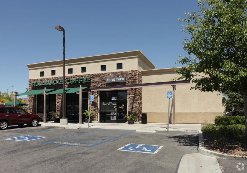 1575 E Ontario Ave, Corona, CA à vendre - Photo principale – Image 1 sur 3