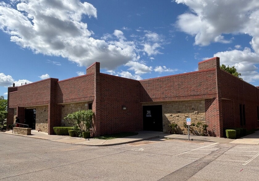 7100 N Classen Blvd, Oklahoma City, OK à vendre - Photo de l’immeuble – Image 3 sur 8