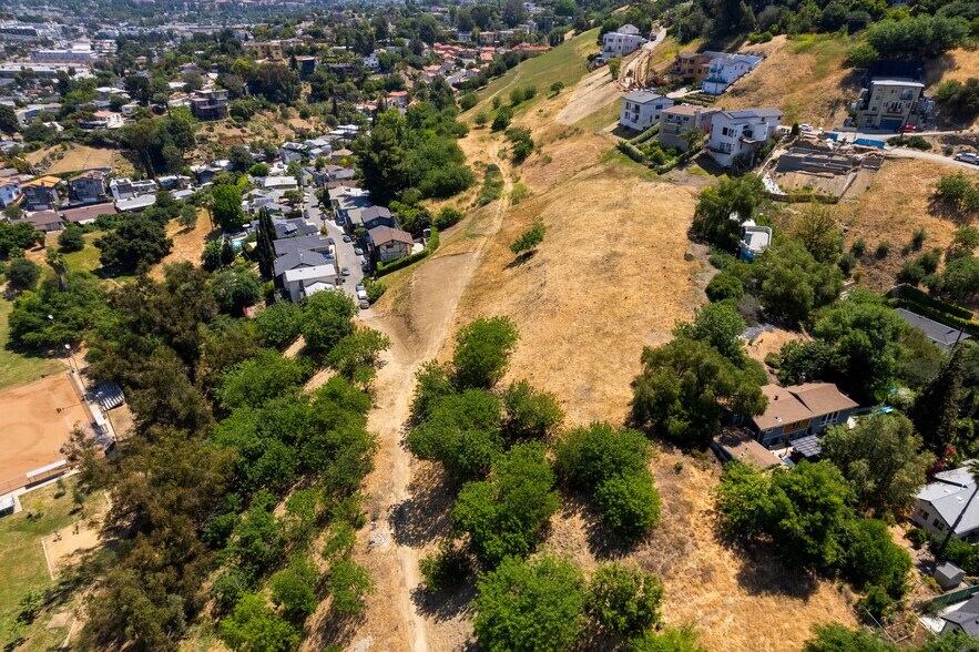 3586 Mimosa dr, Los Angeles, CA à vendre - Photo de l’immeuble – Image 3 sur 26
