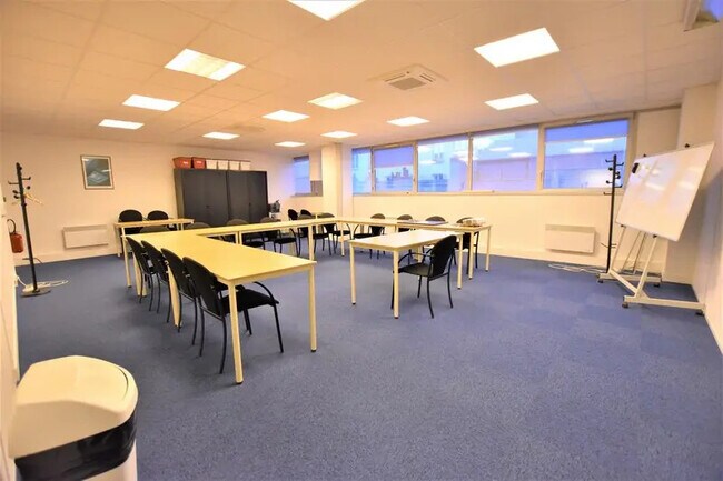 Plus de détails pour Local d'activités à louer