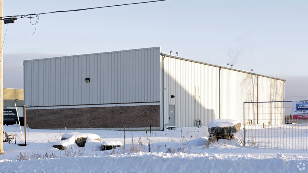 138 Wescar Ln, Ottawa, ON à louer - Photo de l’immeuble – Image 2 sur 3