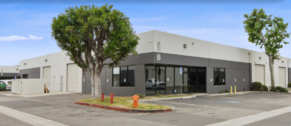 2294 N Batavia St, Orange, CA à louer - Photo de l’immeuble – Image 1 sur 2