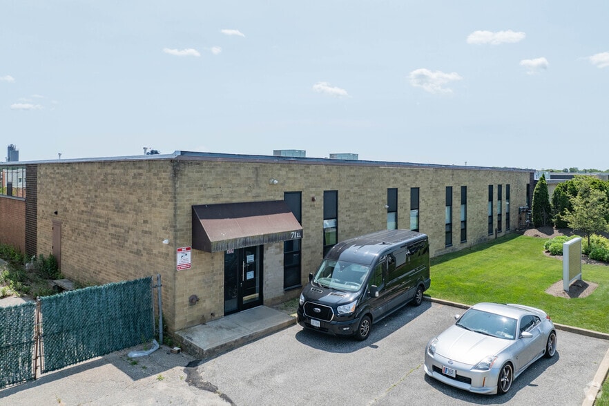 71 E Industry Ct, Deer Park, NY à vendre - Photo de l’immeuble – Image 2 sur 2