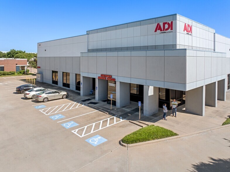 12880 Valley Branch Ln, Farmers Branch, TX à louer - Photo de l’immeuble – Image 3 sur 6